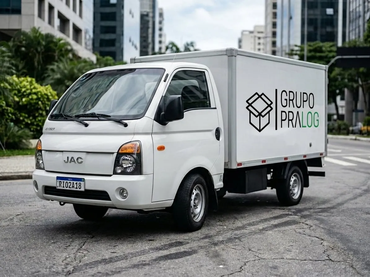 VUC PRA LOG estacionado em rua urbana corporativa