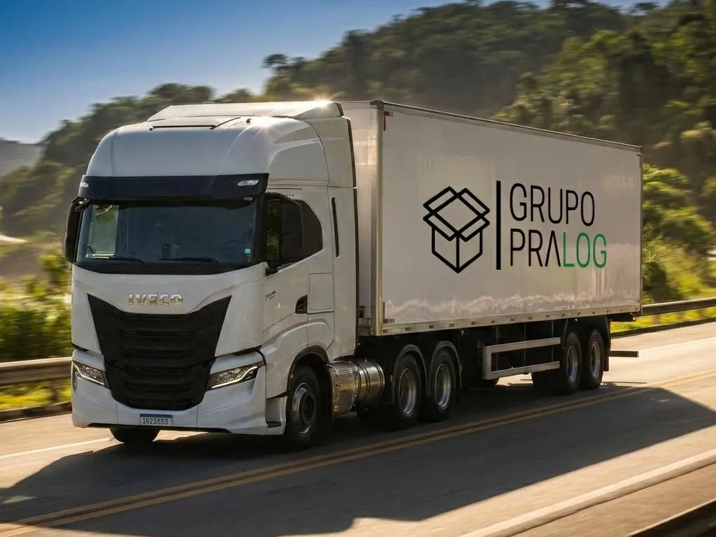 Carreta Iveco S-Way da frota PRA LOG em rodovia BR cercada por mata atlântica