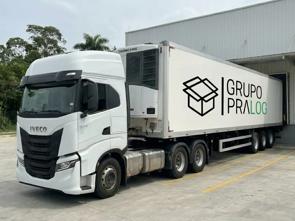 Carreta refrigerada Iveco S-Way com unidade Thermo King da frota PRA LOG em centro de distribuição farma